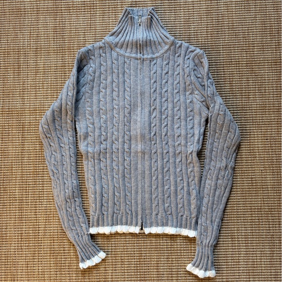 Cable knit zip up cardigan sweater in light grey - Picture 3 of 6